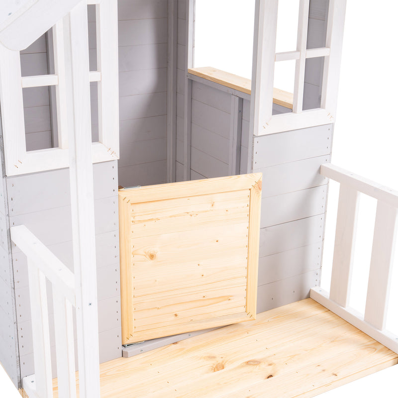 Détail de l’entrée d’une maisonnette en bois sur pilotis.