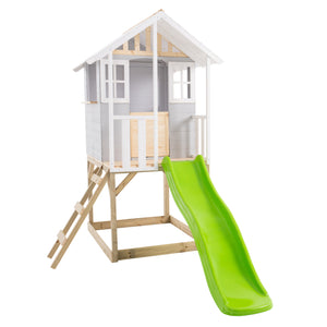 Maisonnette en bois sur pilotis équipée d’une échelle d’accès et d’un toboggan vert.