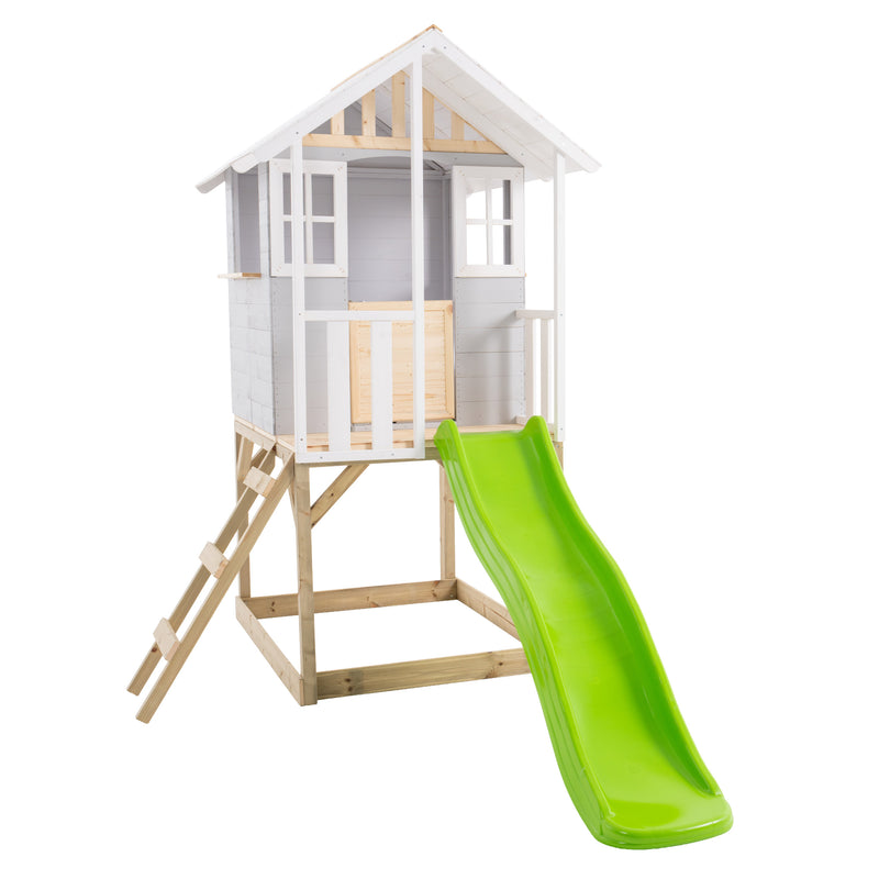 Maisonnette en bois sur pilotis équipée d’une échelle d’accès et d’un toboggan vert.