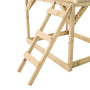 Détail de l’échelle en bois permettant d’accéder à une maisonnette sur pilotis pour enfants.