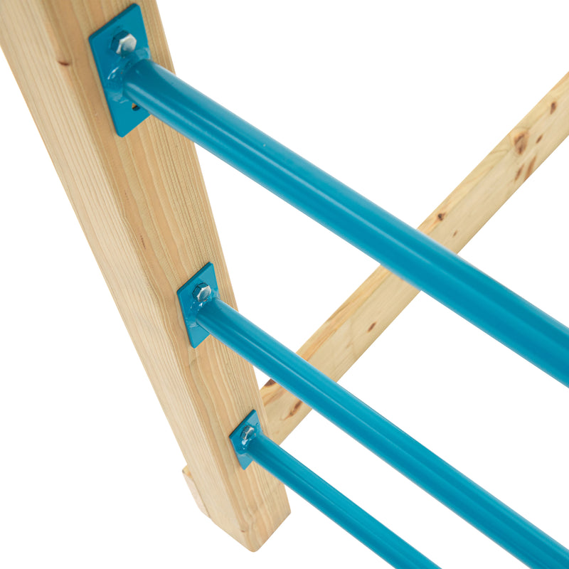 Gros plan sur une échelle en métal et ses fixations sur la plateforme en bois.