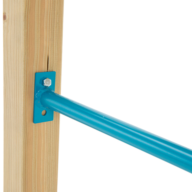 Gros plan sur la barreen métal et ses fixations sur la plateforme en bois.