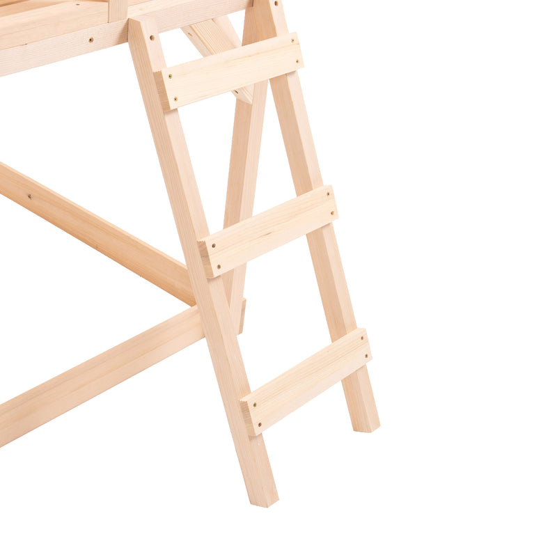 Détail de l’échelle en bois fixée à une plateforme surélevée pour maisonnette modulable pour enfant.