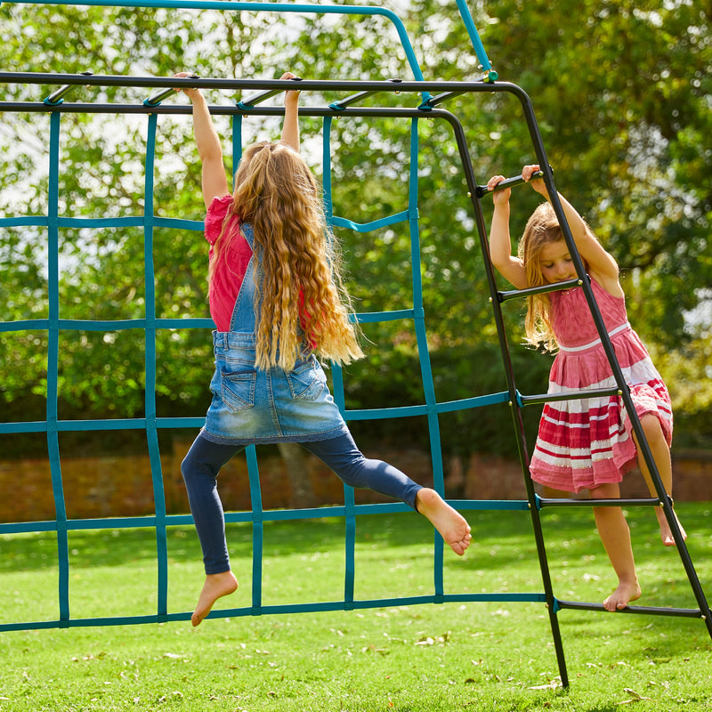 Deux enfants s’amusent sur un pont de singe, l’un en train de grimper et l’autre suspendu.