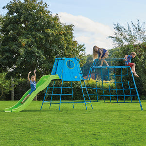 Vue de la tour Explorer avec un pont de singe équipé d’un filet à grimper : un enfant descend le toboggan tandis que deux autres sont sur le pont de singe.