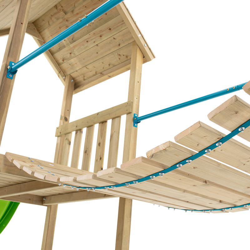 Pont suspendu en bois avec barres en métal de maintien, vu du dessous.