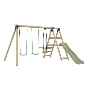 Portique de jeux en bois équipé de deux balançoires simples, d’un vis-à-vis, ainsi que d’une structure latérale avec échelle et toboggan.