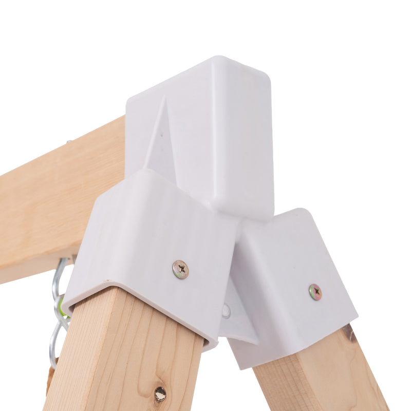 Gros plan sur la fixation reliant la structure en bois de la balançoire à la maisonnette sur pilotis.