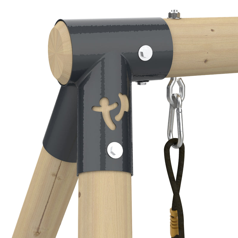 Gros plan sur une pièce de fixation métallique reliant les poteaux en bois d’un portique. On voit également un crochet avec mousqueton servant à suspendre un agrès.