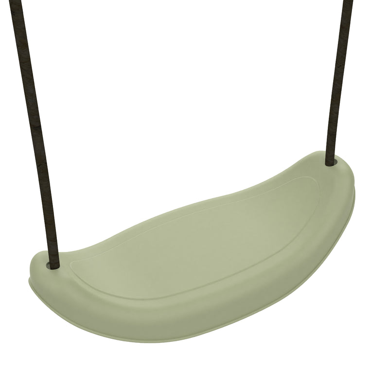 Gros plan sur un siège de balançoire, en plastique moulé, suspendu par deux cordes sombres.