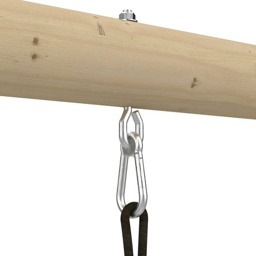 Gros plan sur le système d’accroche d’une balançoire, avec un mousqueton métallique fixé sous une poutre en bois.