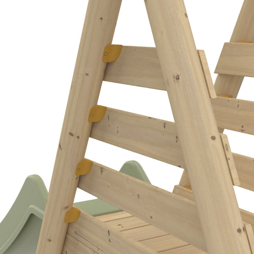 Détail du haut de la plateforme d’un portique menant à un toboggan.