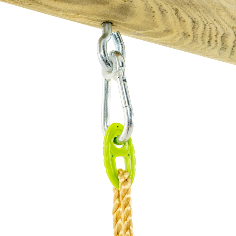 Gros plan sur le système d’accroche d’un agrès, montrant un mousqueton métallique suspendu à un crochet fixé sous une poutre en bois.