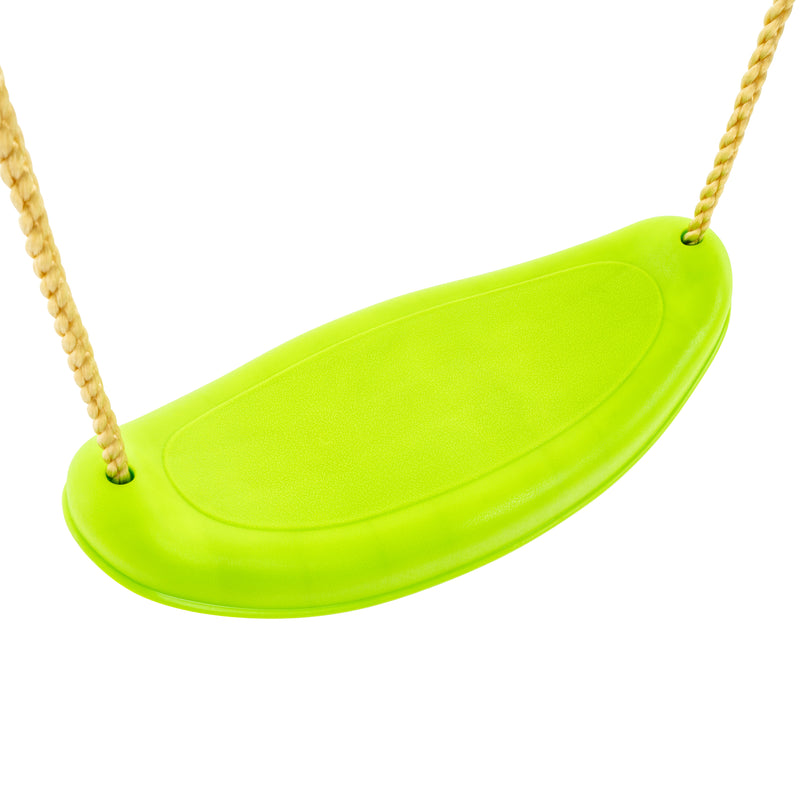 Gros plan sur un siège de balançoire vert, en plastique moulé, suspendu par deux cordes.