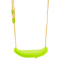 Vue d'ensemble sur un siège de balançoire vert, en plastique moulé, suspendu par deux corde.