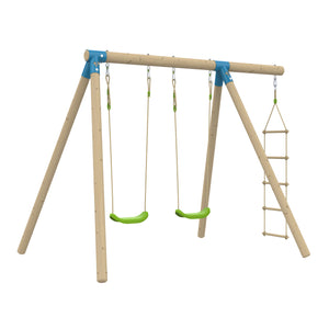 Portique d’extérieur en bois comprenant deux balançoires à siège vert suspendues par des cordes, et une échelle de corde avec barreaux en bois sur le côté droit.