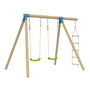 Portique d’extérieur en bois comprenant deux balançoires à siège vert suspendues par des cordes, et une échelle de corde avec barreaux en bois sur le côté droit.
