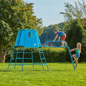 Deux enfants grimpent sur la rampe pont de singe reliée à la tour Explorer.