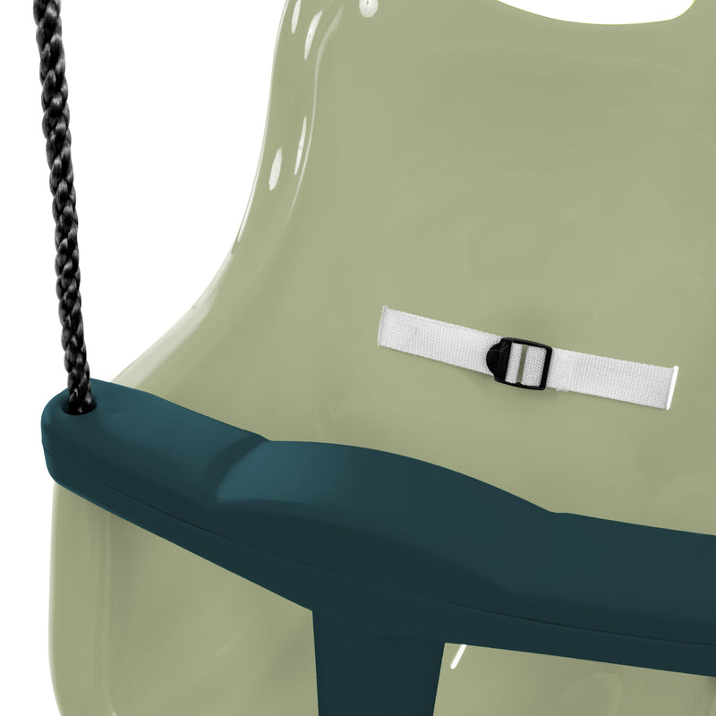 Gros plan sur l’harnais 3 points du siège bébé, assurant la sécurité de l’enfant.