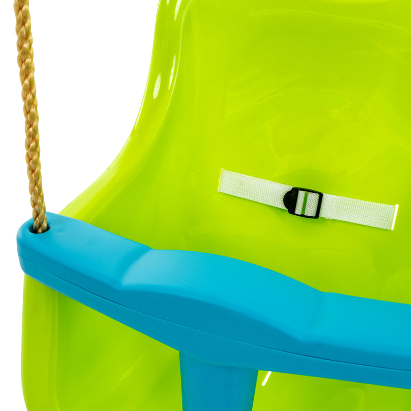 Gros plan sur l’harnais 3 points du siège bébé, assurant la sécurité de l’enfant.