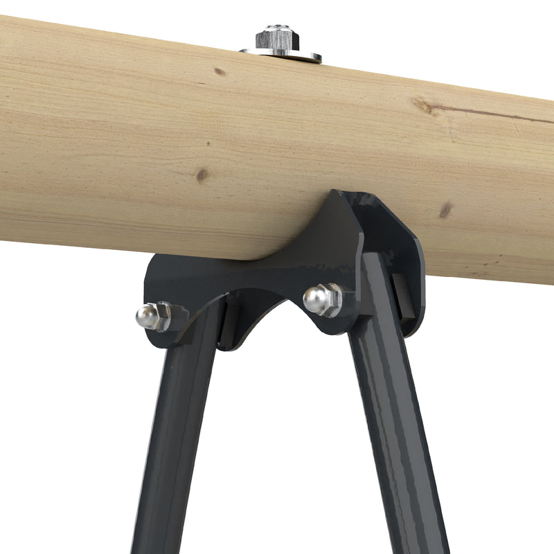 Gros plan sur une fixation métallique reliant la poutre horizontale en bois d’un portique à l'accroche d'un vis-à-vis.