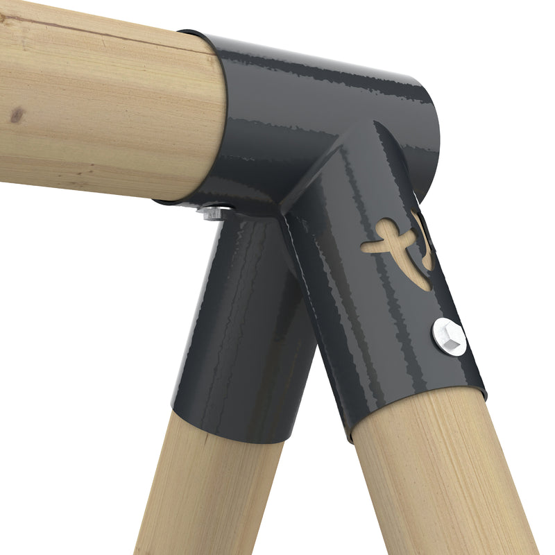 Gros plan sur une pièce de fixation métalliquer eliant les poteaux en bois d’un portique.