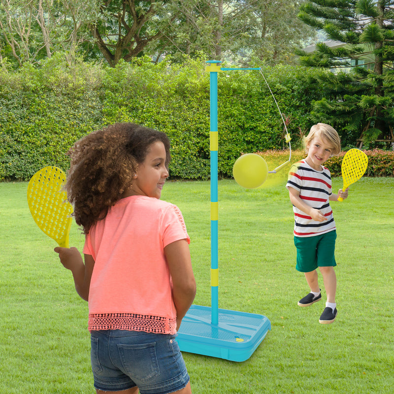 Enfants jouant au Swingball, profitant d’une activité amusante en plein air.