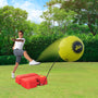 Un enfant joue avec le Swingball Reflex Soccer dans le jardin.