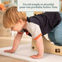Enfant jouant avec un cube de motricité sur un tapis en mousse