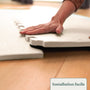 Une main emboite deux dalles de tapis mousse ensemble
