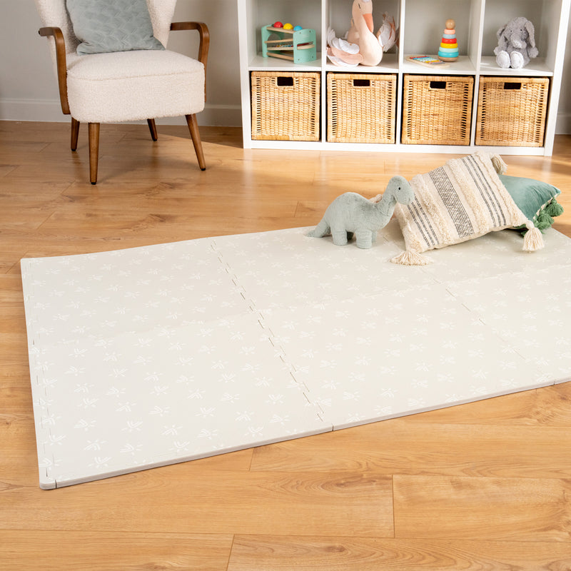 Tapis en mousse dans une chambre d'enfant