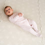 Bébé sur le tapis en mousse
