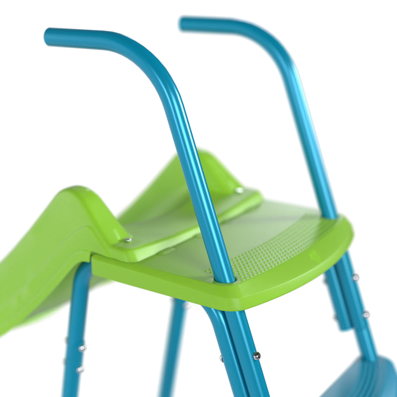 Vue de dessus d’un toboggan ondulé pour enfant, montrant la dernière marche et la barre d’appui en métal.