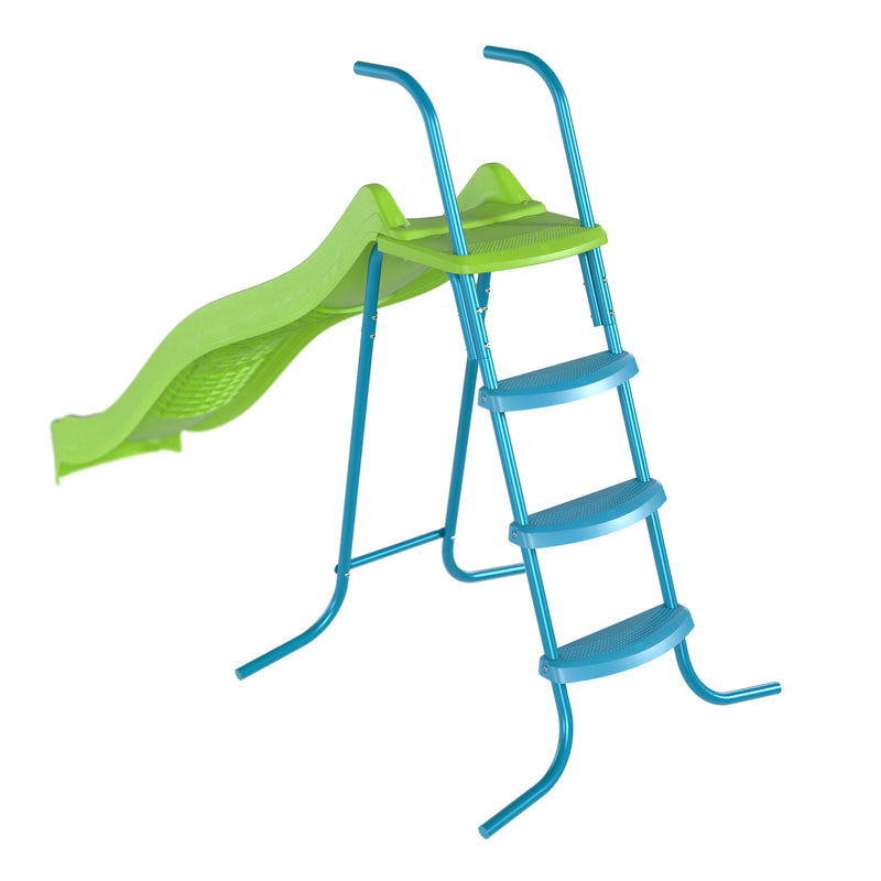 Vue de l’arrière d’un toboggan ondulé pour enfant, avec quatre marches antidérapantes et barre d’appui en métal.