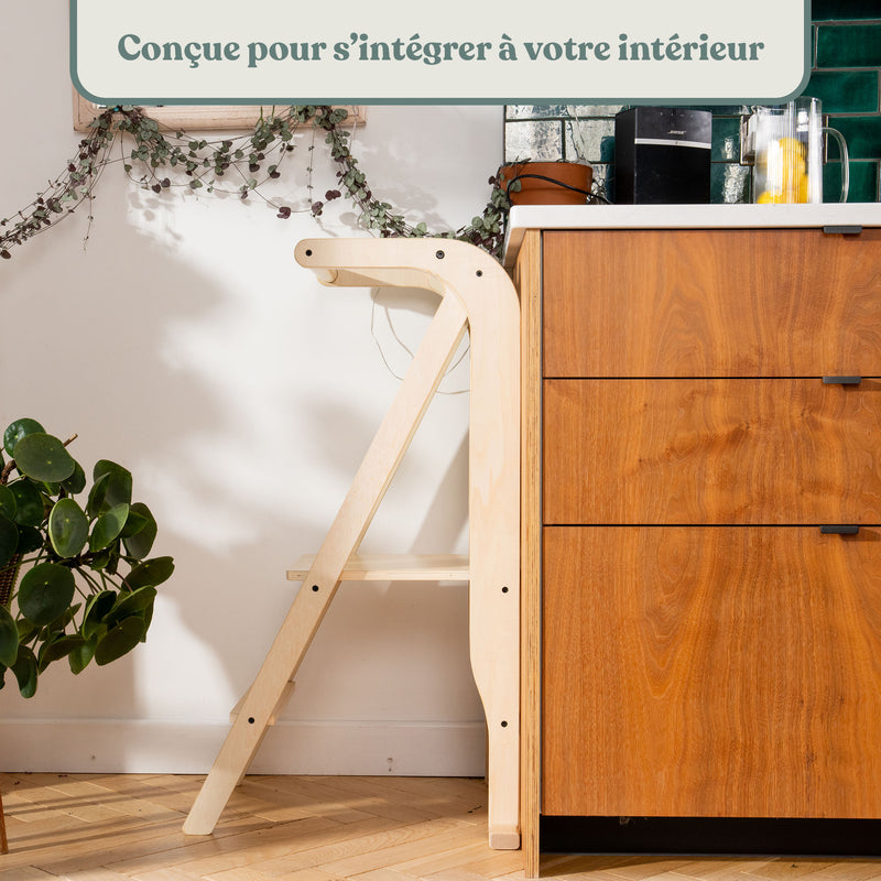 Tour d'apprentissage en bois naturel vue de profil dans une cuisine, design épuré qui s'intègre à l'intérieur