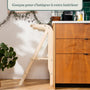 Tour d'apprentissage en bois naturel vue de profil dans une cuisine, design épuré qui s'intègre à l'intérieur