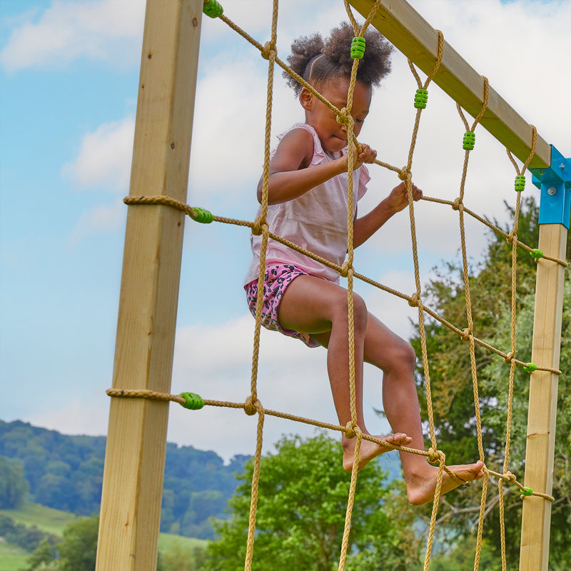 Enfant grimpant sur le filet d’escalade Skywood.