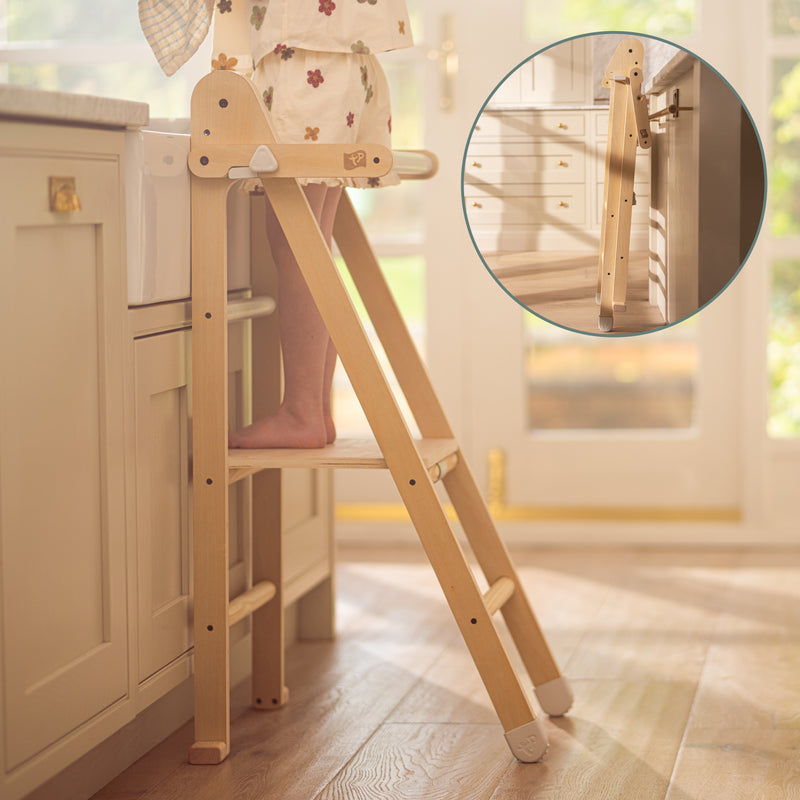 Une enfant en haut de la tour d’apprentissage, avec une bulle illustrant la version pliée de la tour.