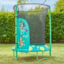 Trampoline pour enfant avec filet de sécurité noir, structure et protection rembourrée turquoise décorée de personnages Bluey, installé sur une pelouse avec haies en arrière-plan.