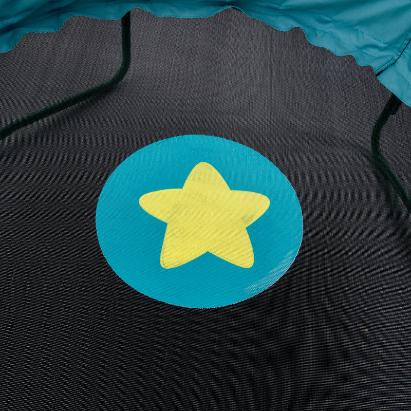 Détail du tapis de saut d’un trampoline pour enfant, avec motif étoile jaune au centre sur fond turquoise, entouré de toile noire.
