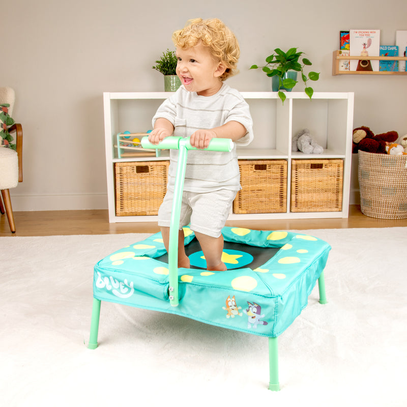 Trampoline Bluey en intérieur utilisé par un enfant, favorisant équilibre, coordination et motricité.