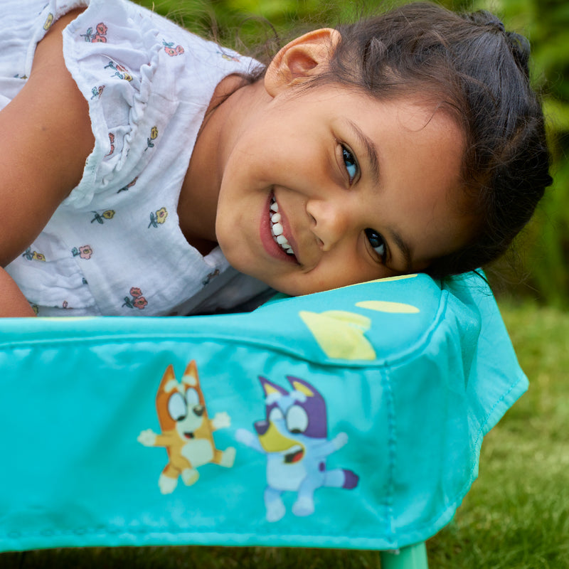 Enfant allongé sur le trampoline Bluey.