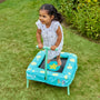 Enfant jouant sur le trampoline Bluey dans un jardin.