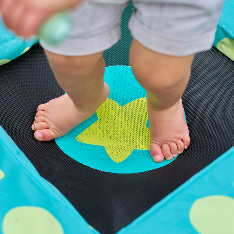 Trampoline Bluey utilisé par un enfant, vue sur les jambes en mouvement.