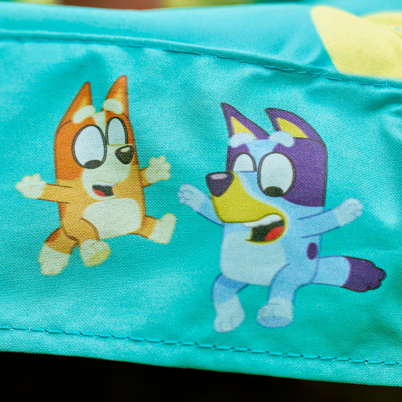 Trampoline pour tout-petits avec les personnages de Bluey imprimés dessus.