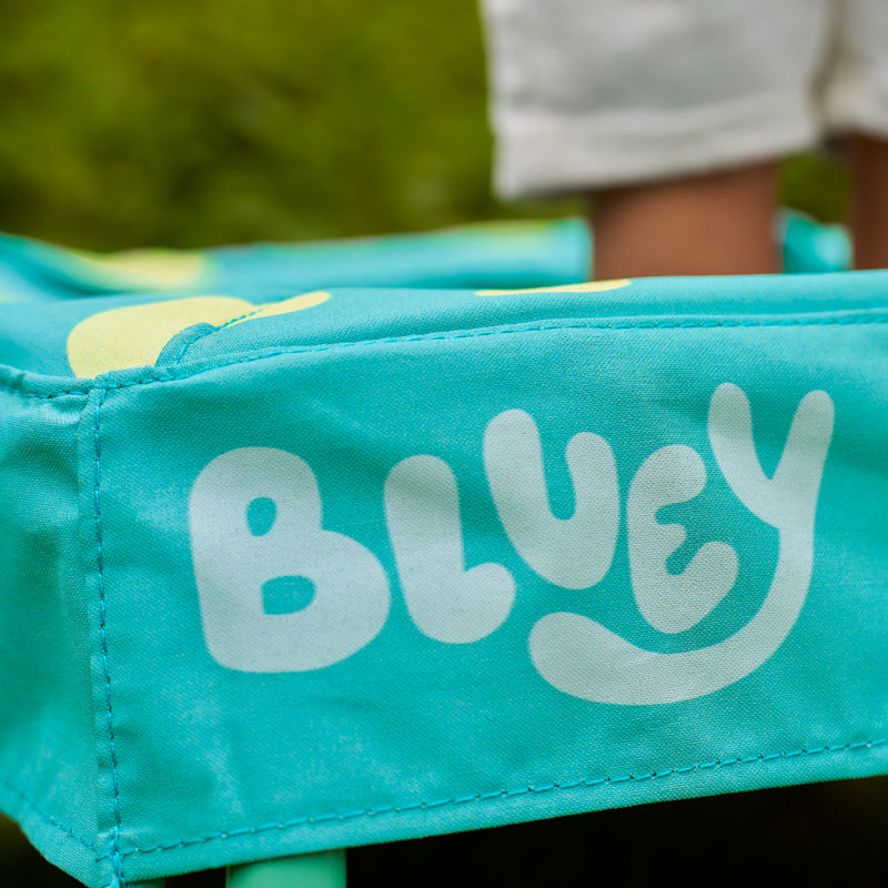 Trampoline Bluey avec inscription de la marque sur la structure.