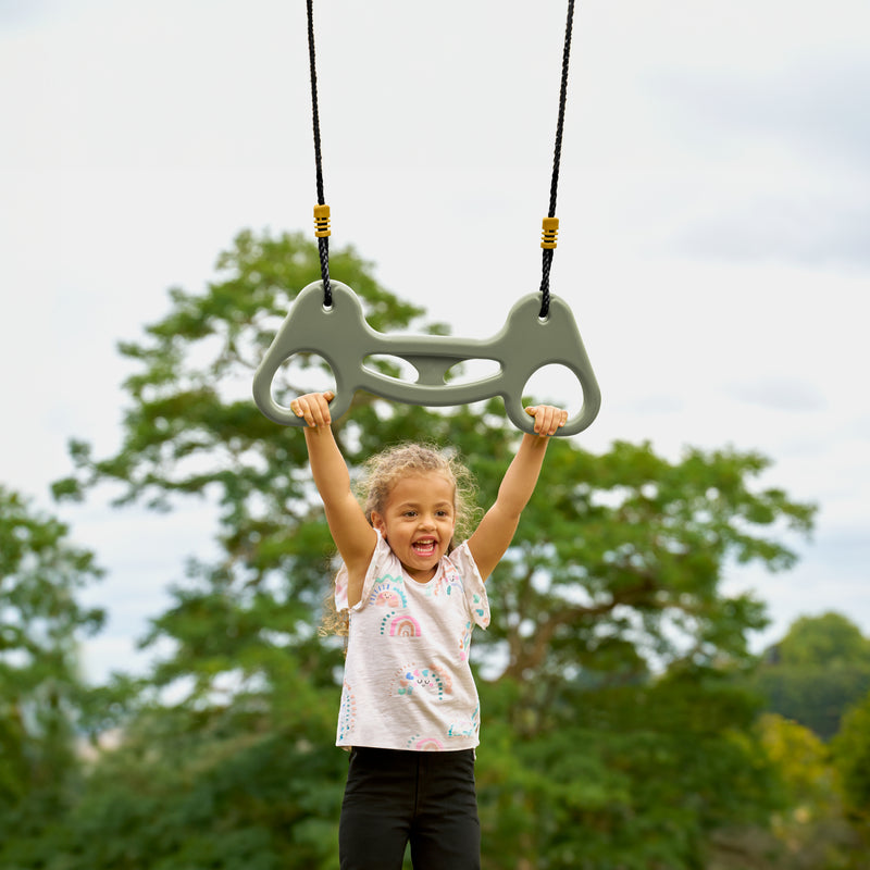 Enfant se tenant au trapèze 3 en 1
