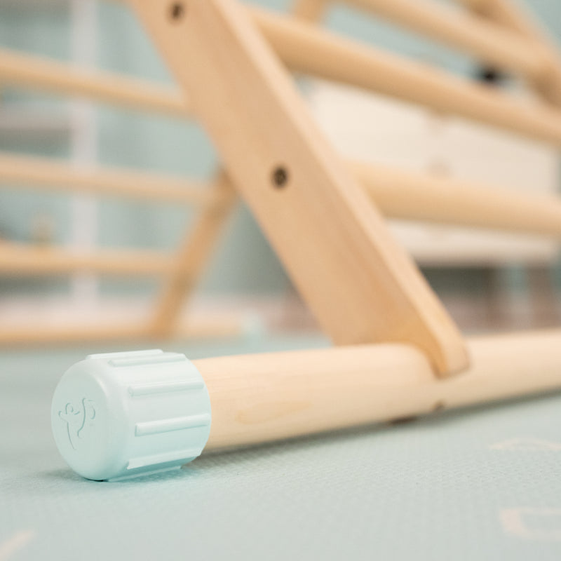 Zoom sur les éléments sécurisés antidérapants du triangle d’escalade.