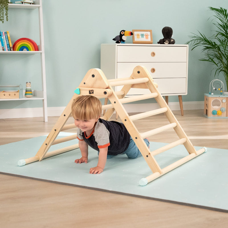 Enfant rampant sous le triangle d’escalade.