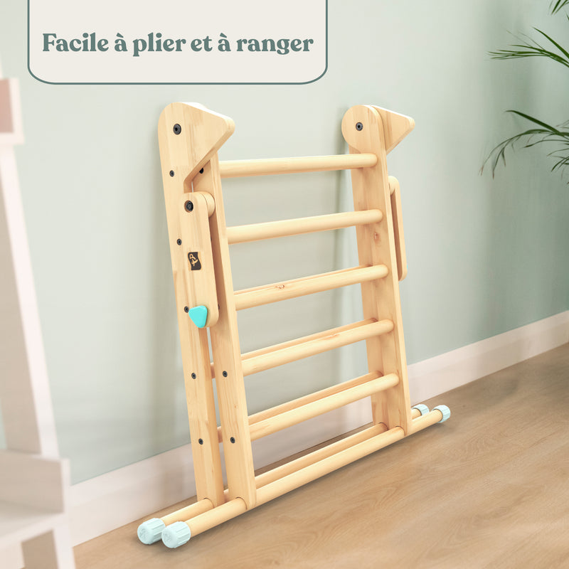 Triangle d’escalade compact en bois, présenté plié.